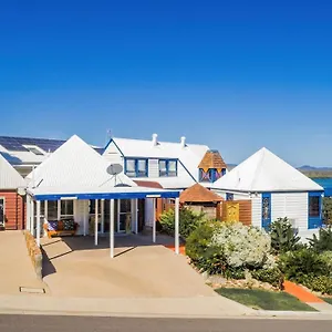 https://1770-sovereign-lodge-retreat.queenslandhotels.net